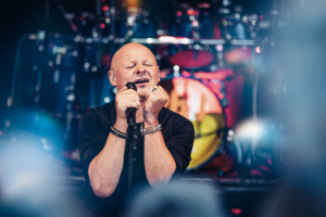 Pressebild für PHIL – The Genesis & Phil Collins Tribute Show auf der Seebühne Bremen 2024